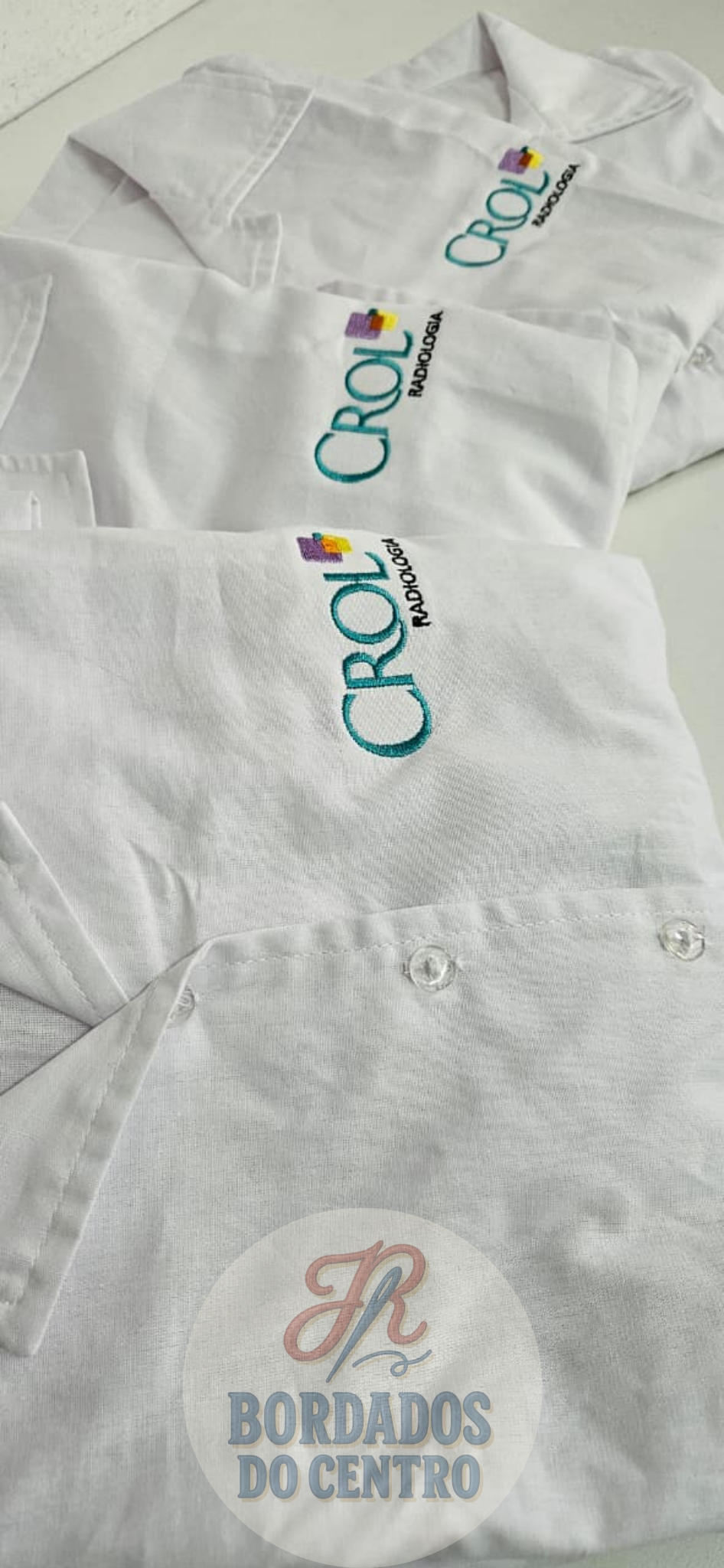 Jalecos bordados personalizados com logotipo